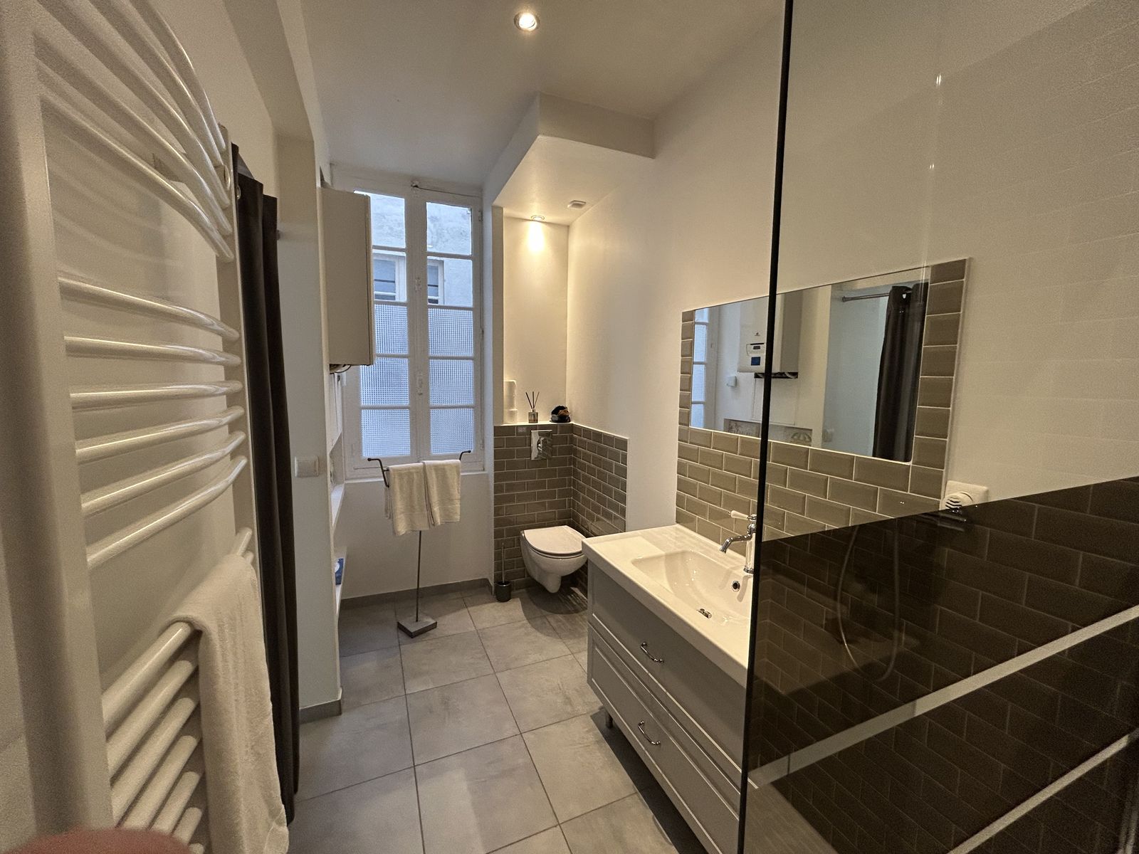 Salle d'eau moderne avec douche à l'italienne et carrelage taupe