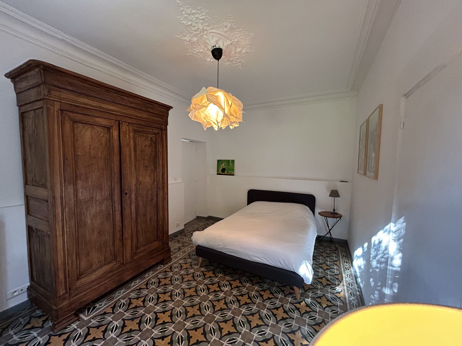 Chambre avec grande armoire ancienne et rosace au plafond